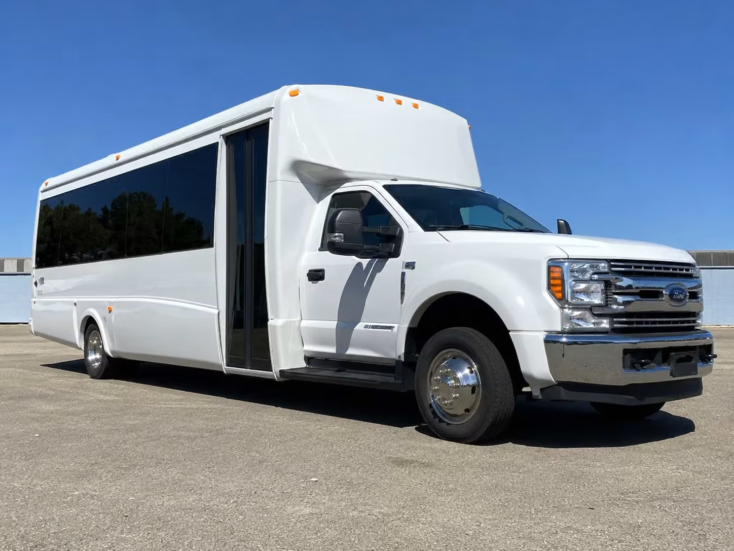 minibus rentals for smaller prom groups in topeka kansas